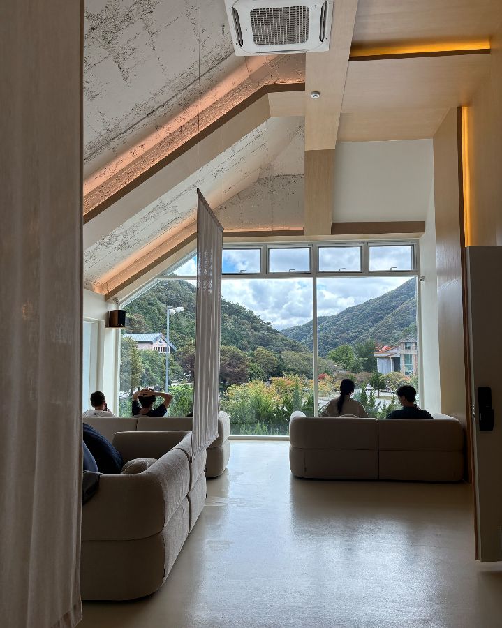 통창으로 보이는 아름다운 백운산