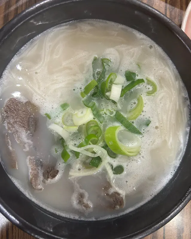 뽀얀 국물이 인상적인 설렁탕