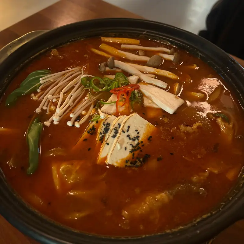 차돌 된장 전골의 푸짐한 비주얼