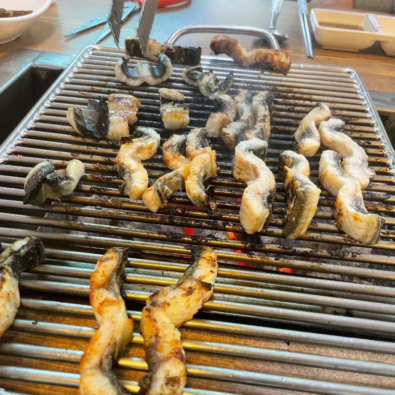 숯불 위에서 익어가는 장어