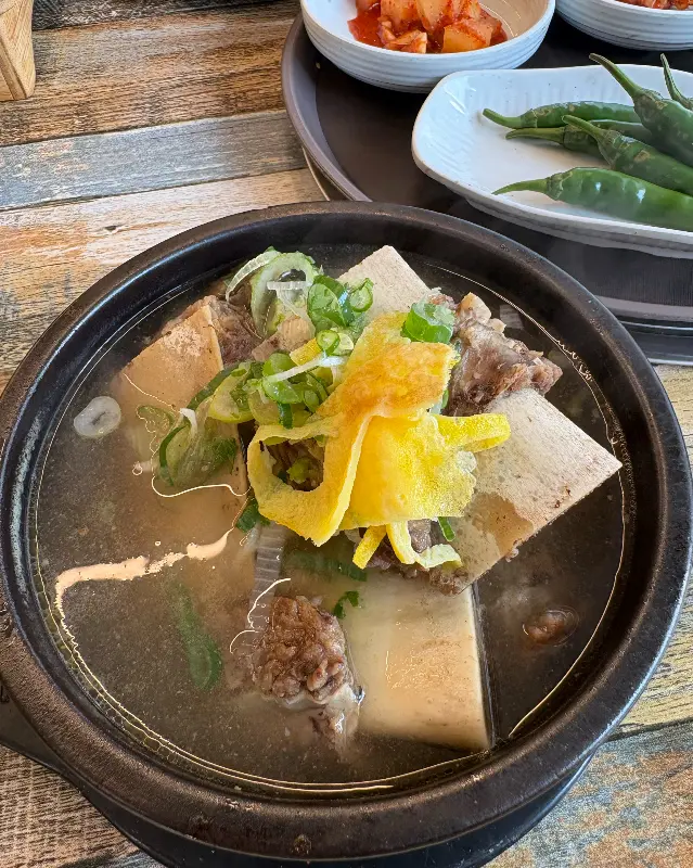 고기와 두부가 들어간 곰탕