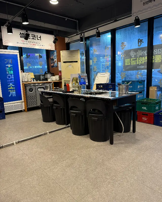 깔끔하게 정돈된 셀프바 코너