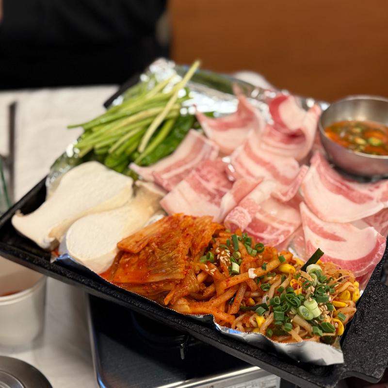 볶음밥 재료가 담긴 푸짐한 한 쟁반