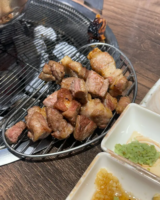 잘 구워진 돼지고기 조각들이 석쇠 위에 놓여 있는 모습