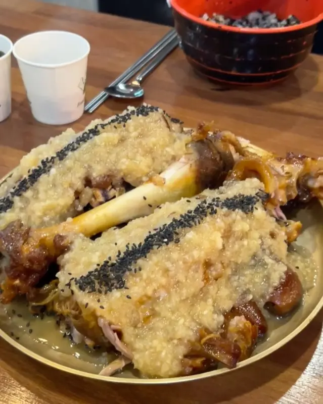 마늘 소스가 듬뿍 올려진 족발