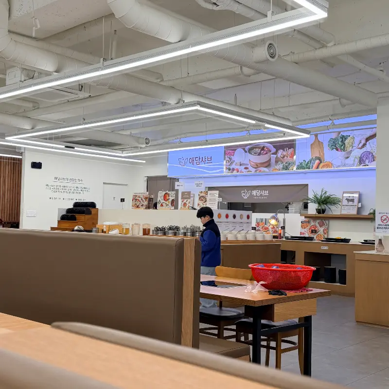 애담샤브 매장 내부