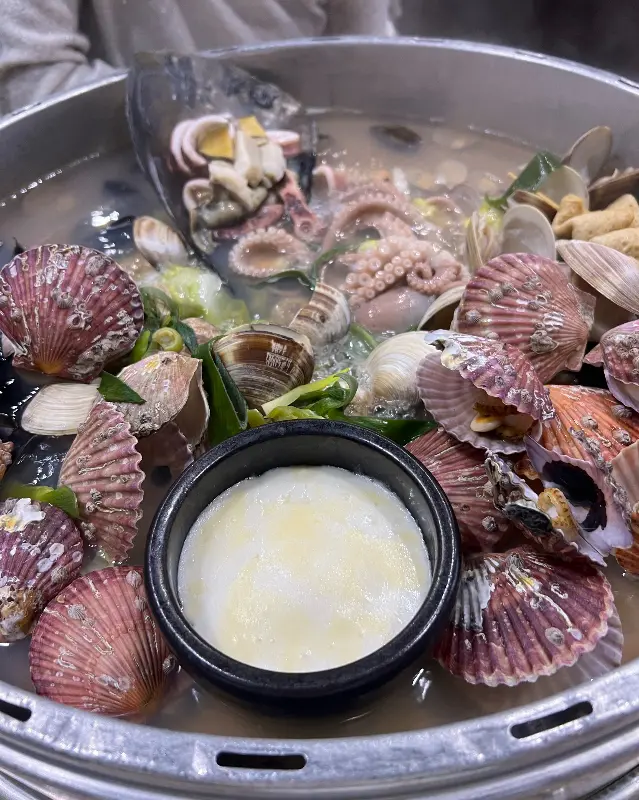 치즈와 함께 즐기는 조개전골