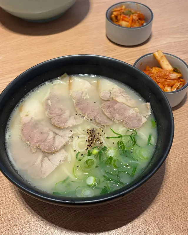 흑돼지 고기국수