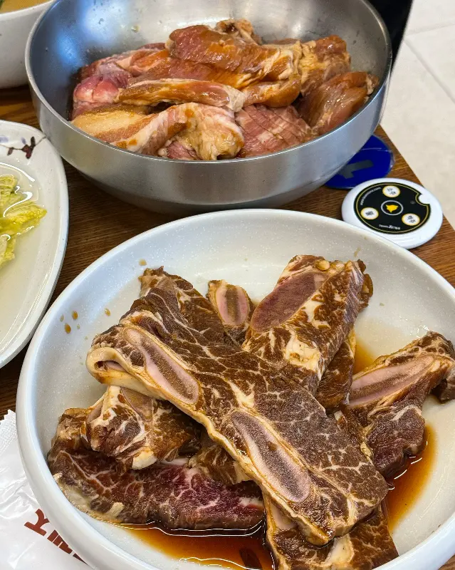 푸짐하게 담겨 나온 LA갈비