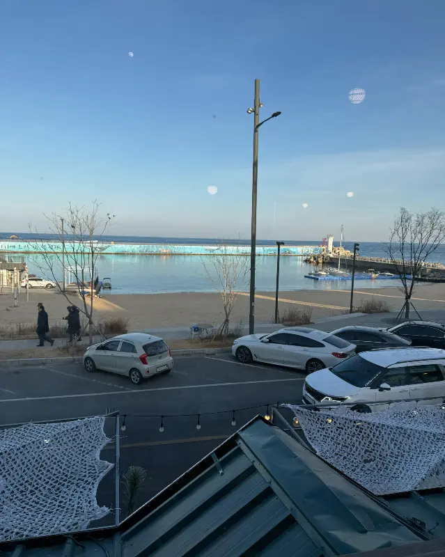 창밖으로 보이는 바다 뷰