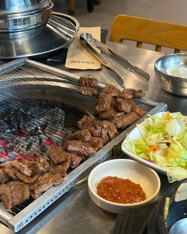 숯불에 구워지는 갈비