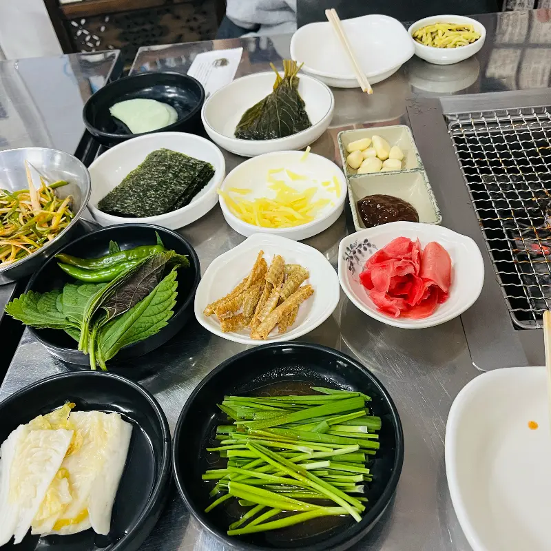 푸짐한 밑반찬 구성