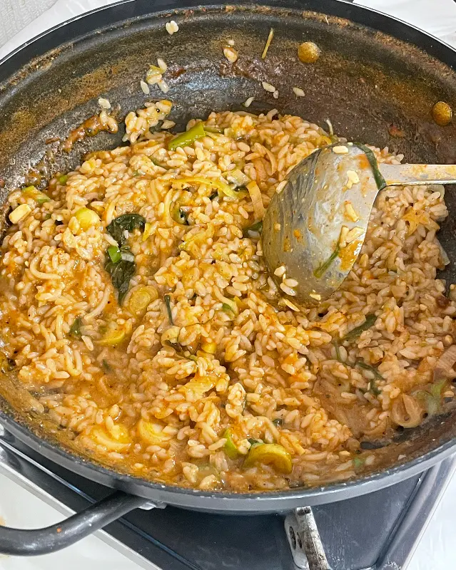 어죽에 밥을 볶아먹는 모습