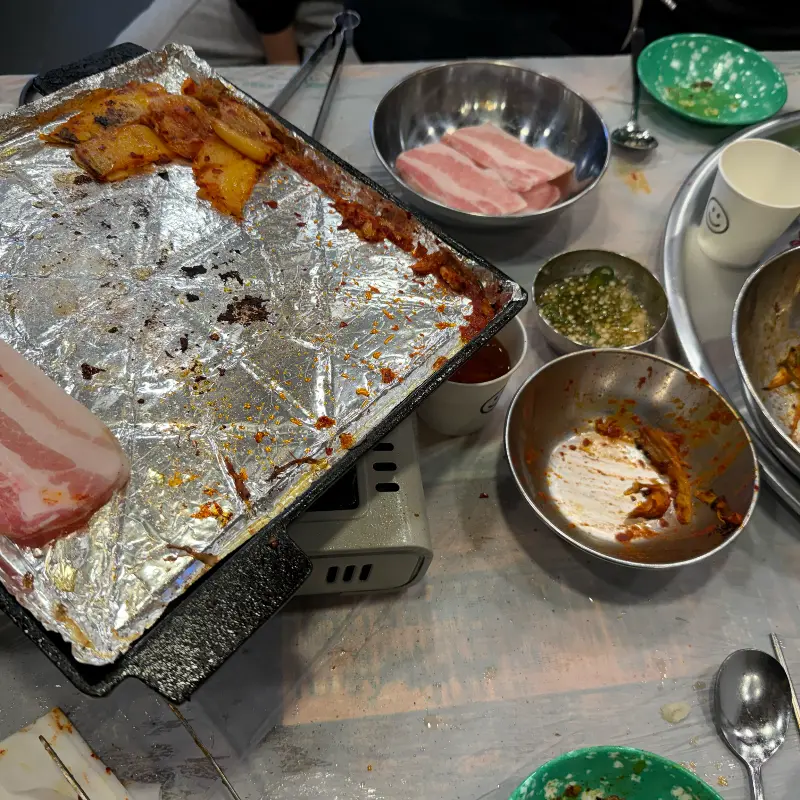 불판 위의 냉삼과 곁들임