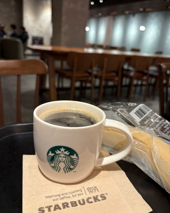 테이블 위에 놓인 커피