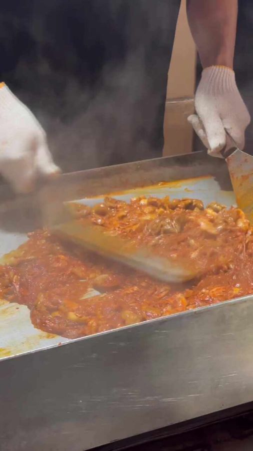 철판 위에서 볶아지는 야채곱창