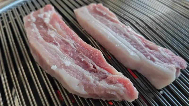 숯불 위 삼겹살