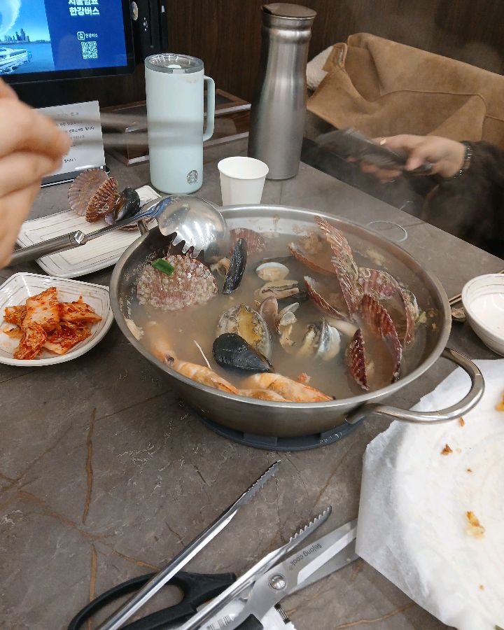 해산물이 끓고 있는 모습