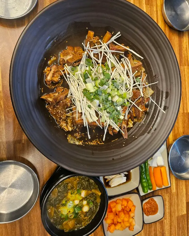 감자탕에 들어있는 우거지의 모습