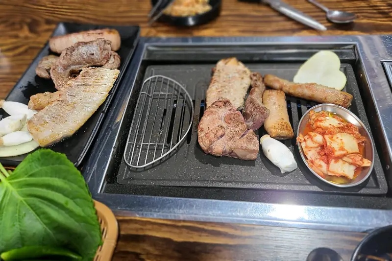 다양한 메뉴를 한 상에서