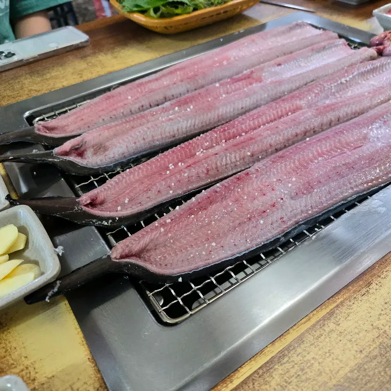 숯불에 굽기 전 장어의 모습
