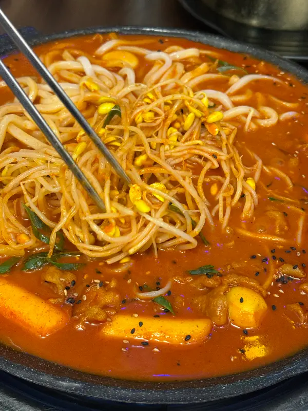 푸짐하게 올려진 콩나물이 인상적인 국물 닭발