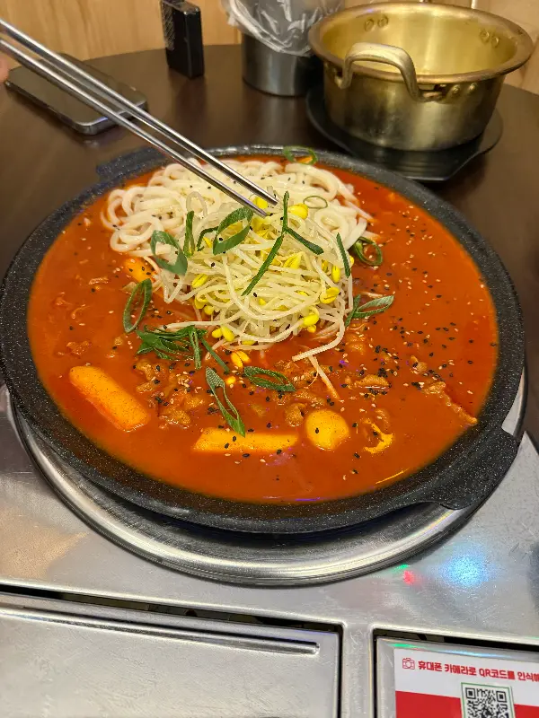 국물 닭발에 우동 사리 추가