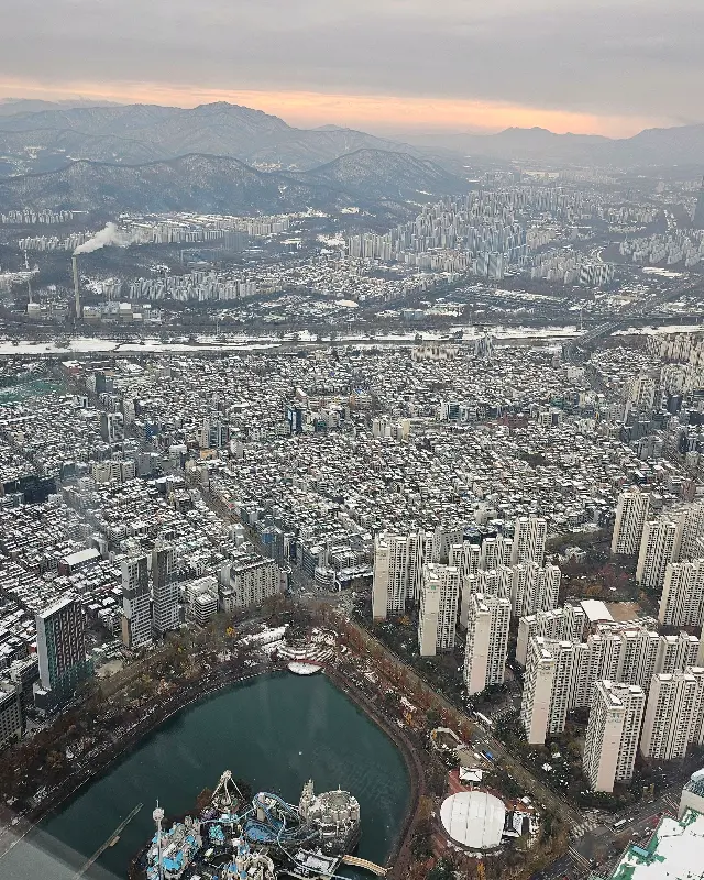 깔끔하게 차려진 테이블