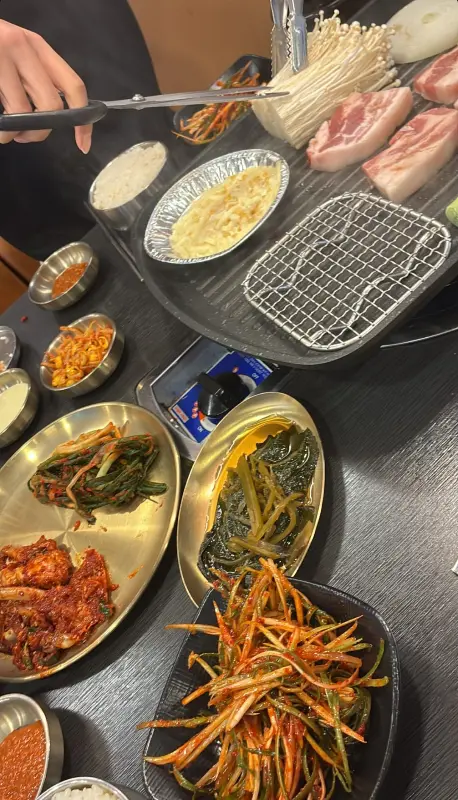 불판 위에 올려진 삼겹살, 목살, 항정살