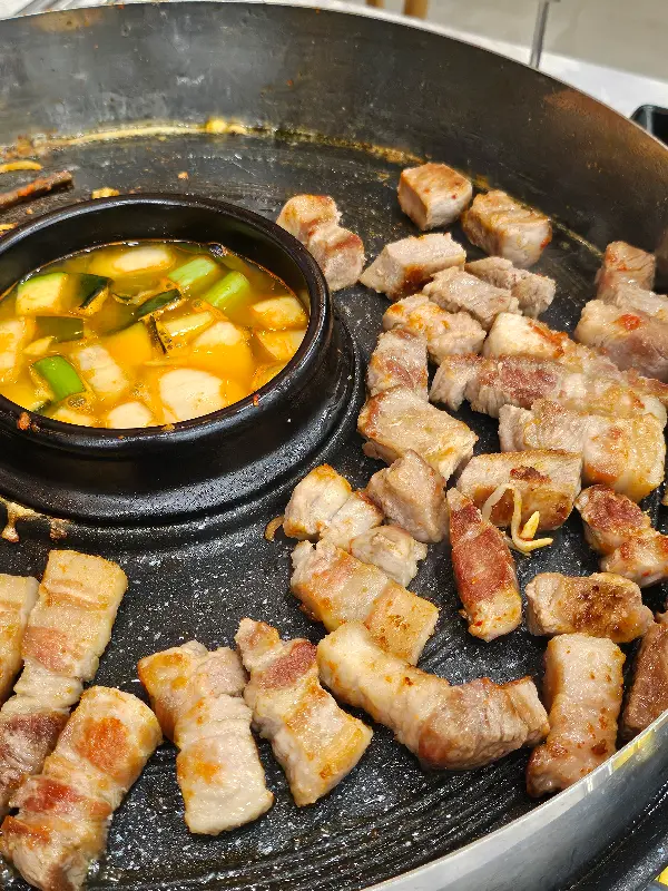 노릇하게 구워진 삼겹살과 된장찌개