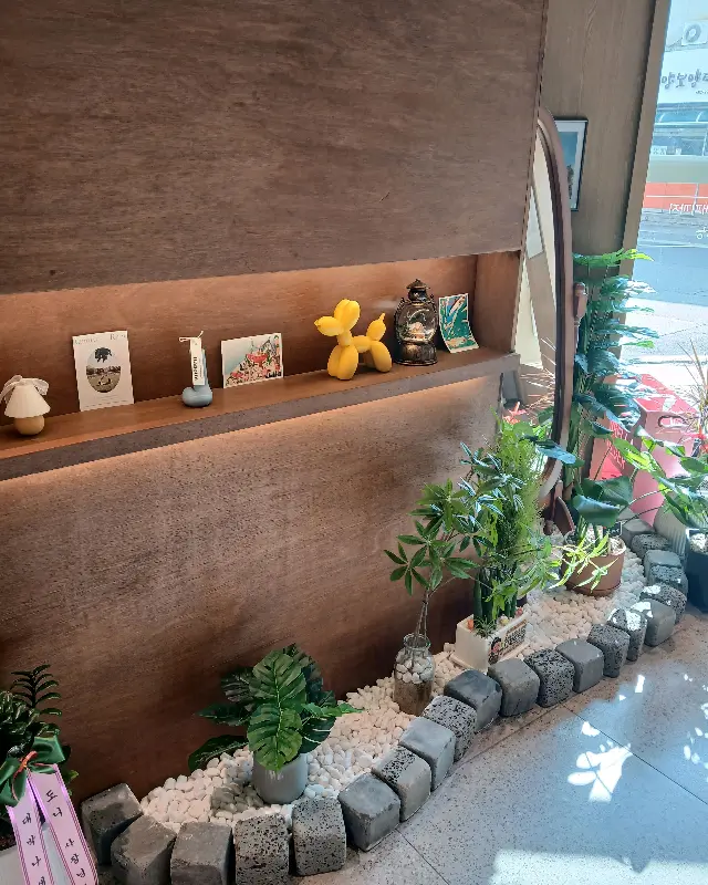 아기자기한 소품들이 진열된 공간