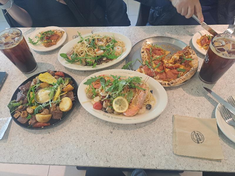 다양한 메뉴를 즐기는 사람들