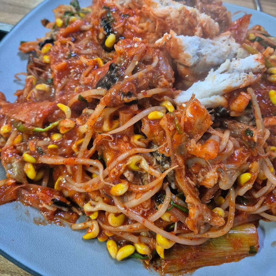 깨끗하게 비워진 아구찜 접시