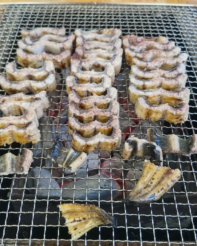 초벌구이된 장어가 숯불 위에서 익어가는 모습