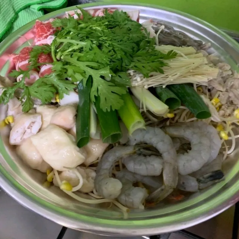 신선한 재료가 듬뿍 들어간 낙곱새전골