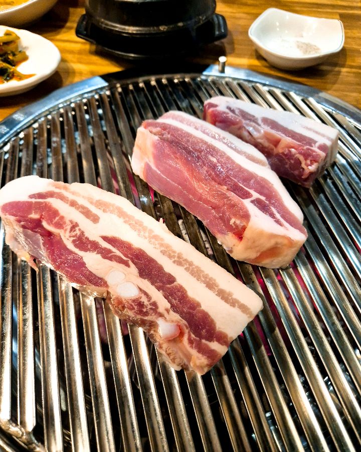 불판 위에 올려진 신선한 삼겹살