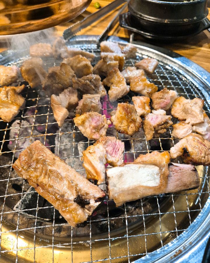 노릇노릇 구워진 돼지갈비의 모습