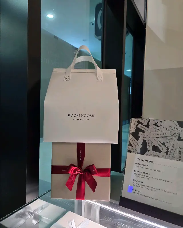 선물 포장된 케이크