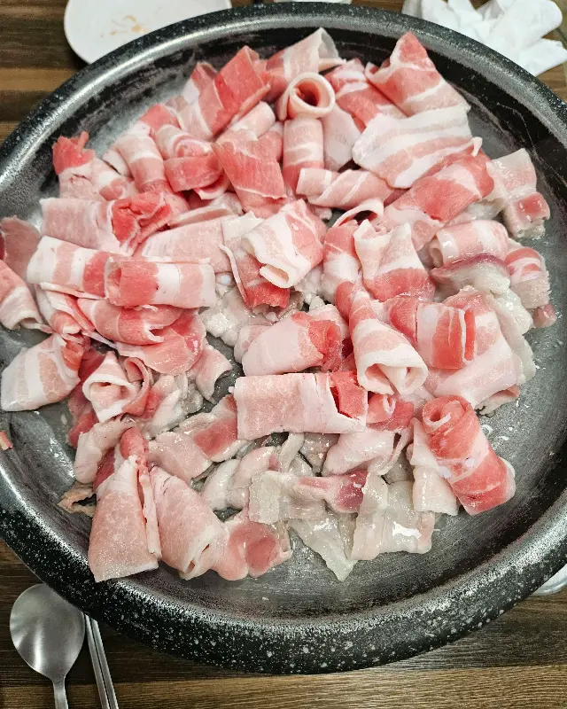 푸짐하게 차려진 시오야끼 한 상