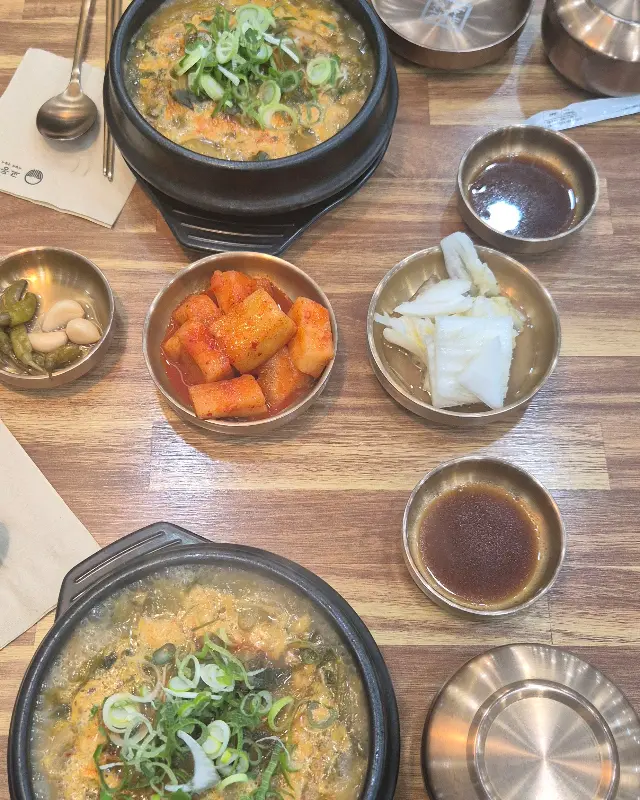 정갈한 밑반찬과 푸짐한 갈비탕