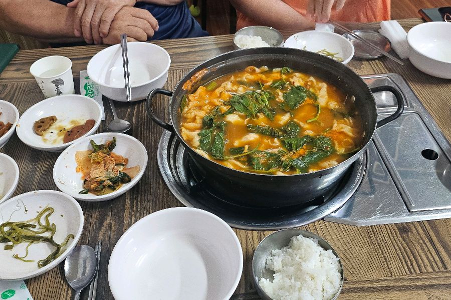 싱싱한 재료가 가득한 닭볶음탕