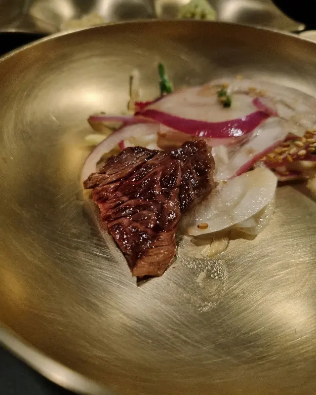 잘 구워진 소고기 한 점