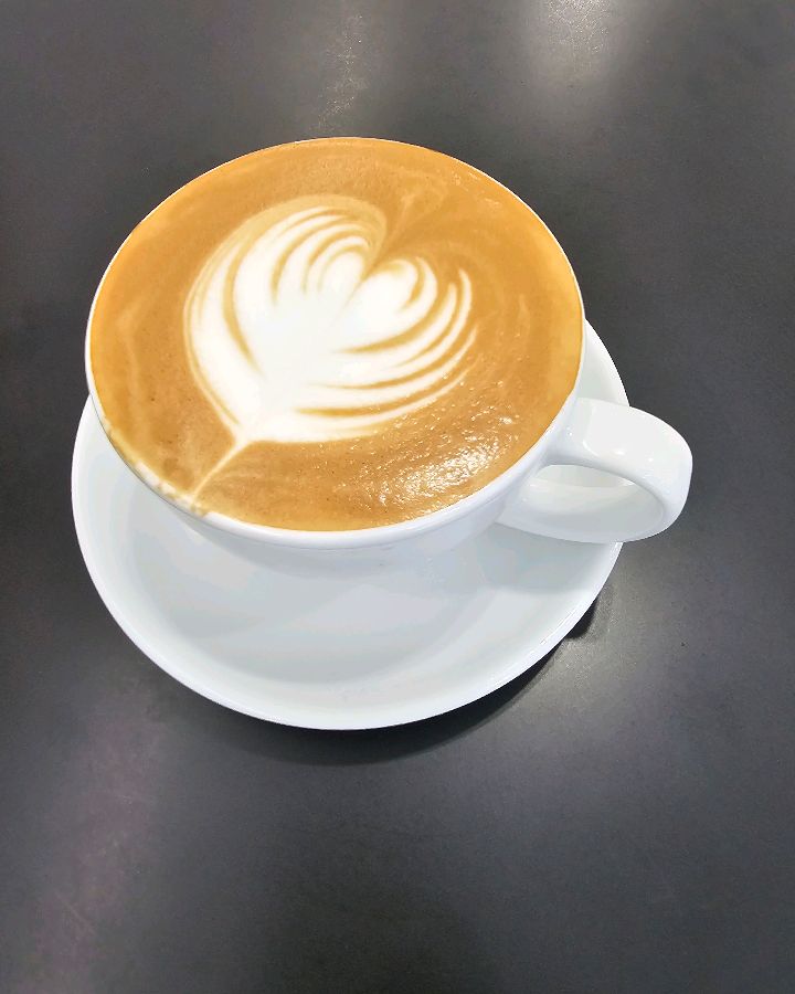 라떼 아트가 돋보이는 아이스 라떼