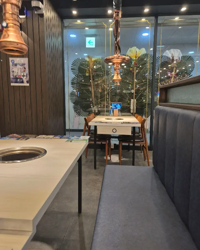 넓고 깔끔한 매장 내부