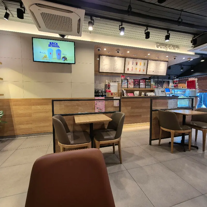 넓고 깨끗한 공차 매장 내부