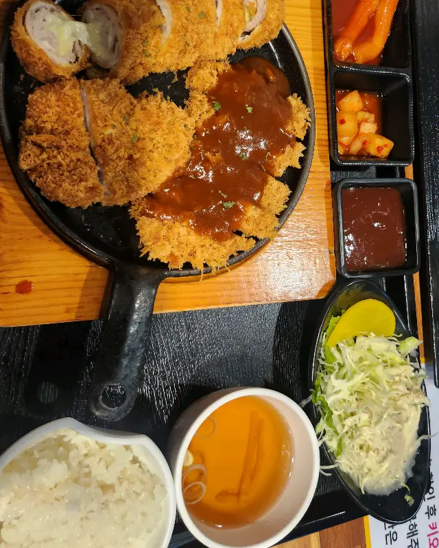 모듬 돈까스의 다양한 구성