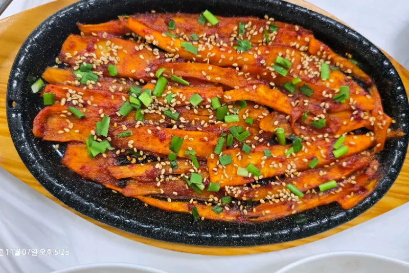 윤기가 흐르는 더덕구이