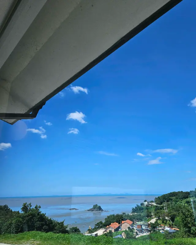 카페에서 바라본 푸른 바다