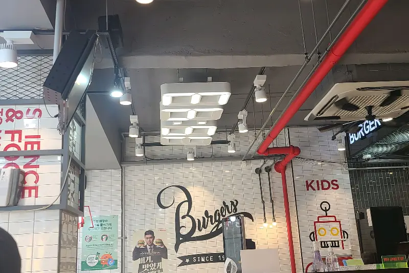 깔끔한 매장 내부