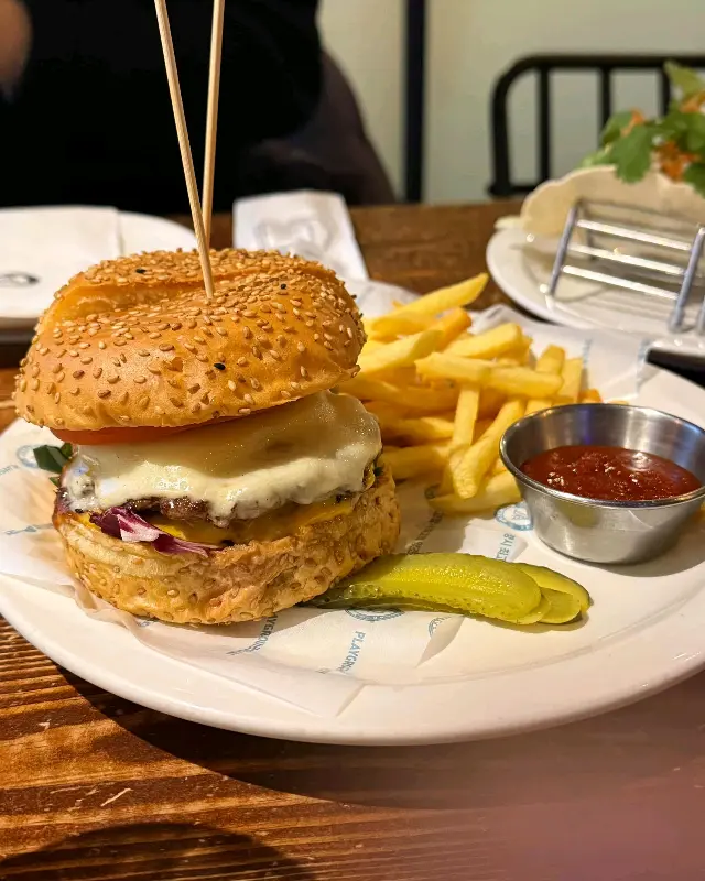 수제버거와 감자튀김